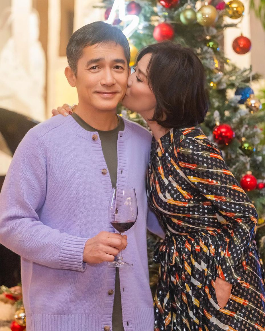 梁朝偉（左）在耶誕節摟著老婆放閃，讓劉嘉玲霸氣獻吻。圖／摘自劉嘉玲IG