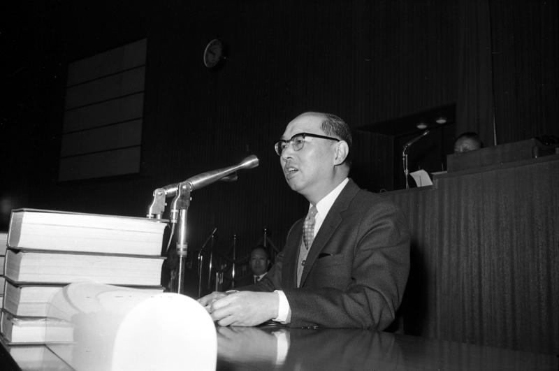 1963年12月27日，時任行政院院長嚴家淦首次列席立法院院會報告施政方針。圖／聯合報系資料照片