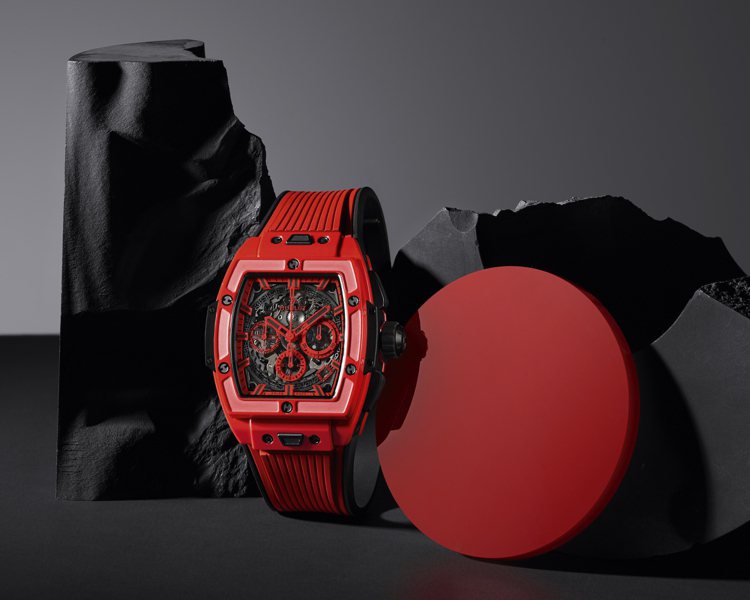 Spirit of Big Bang魔力紅陶瓷計時碼表，MHUB4700自動上鍊機芯，107萬6,000元。圖／宇舶表提供