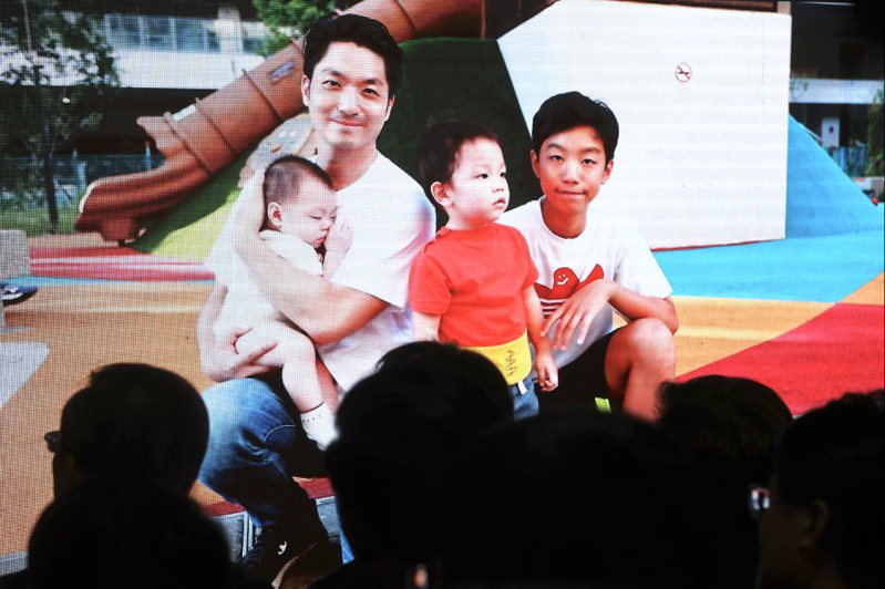 台北市長蔣萬安昨天上任滿一周年，難得秀出他與三寶的合照。記者林俊良／攝影