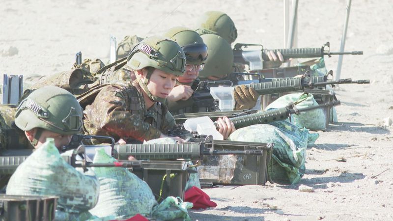 陸軍26日於桃園觀音海灘進行首次「野戰訓場射擊」。記者徐宇威／攝影