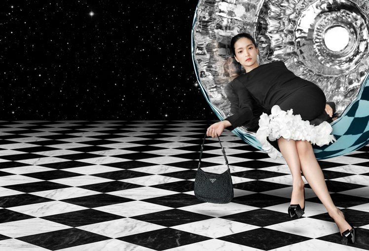 為Prada拍攝Holiday形象視覺的韓星金泰梨，在影像中巧秀美腿與優雅姿態。圖／Prada提供