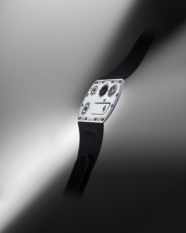 RM UP-01 Ferrai超薄腕表，時間顯示、鈦合金、動力儲存約45小時、可承受5,000g重力加速度衝擊，全球限量150只。圖 / RICHARD MILLE提供