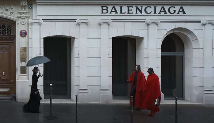 Balenciaga的2024春季「Capital B」系列透過短影片呈現了巴黎的日常、時尚與活力。圖／翻攝自 Youtube