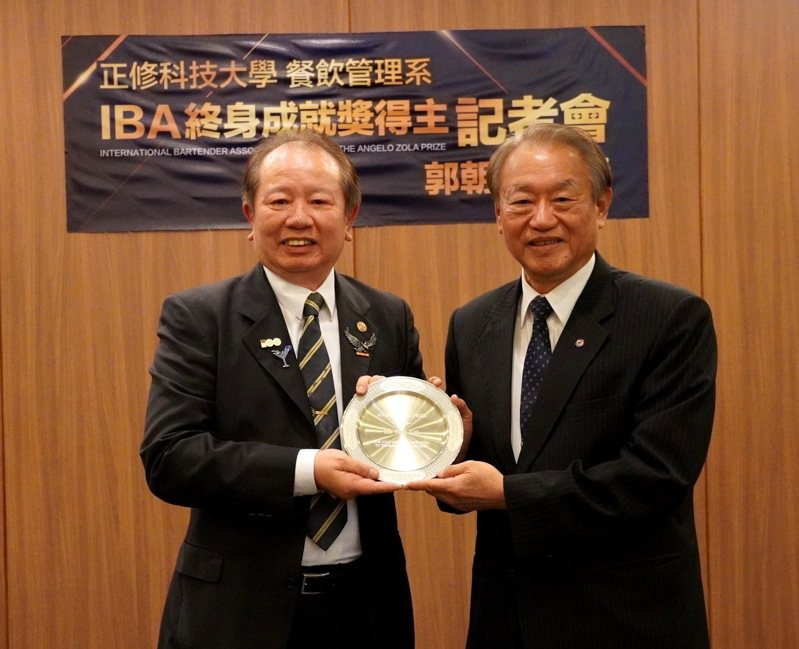 郭朝坤（左）獲得國際調酒師協會頒發終身成就獎，是首位台灣人獲獎。記者蔡世偉／翻攝