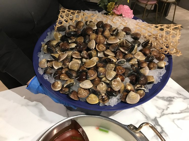 8人用餐，可贈送「鮮甜蛤蜊100顆」（3選1）。圖／樂多多提供