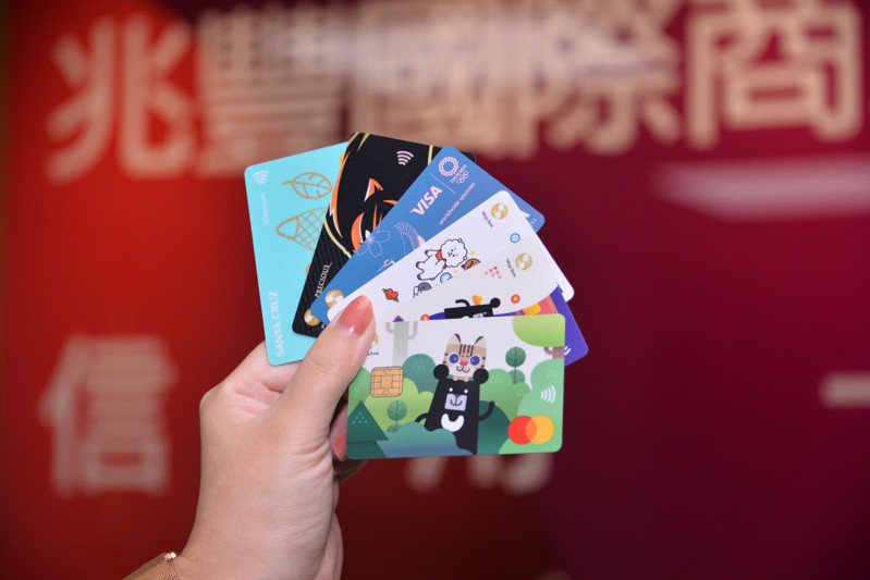 台灣信用卡消費前1%的頂級消費族群，其消費貢獻占所有卡片刷卡總金額之21%，半年內每卡平均刷卡金額達81萬元，是一般消費族群之27倍。圖/資料照片