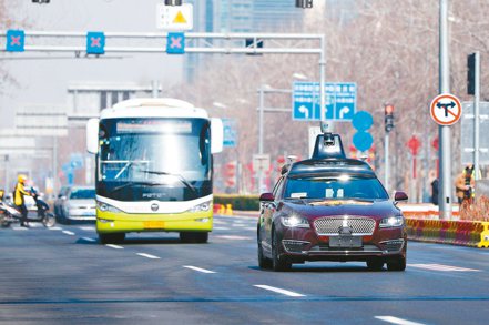 大陸已有北京、上海、廣州等30多個城市發放了自動駕駛路測牌照。 中新社