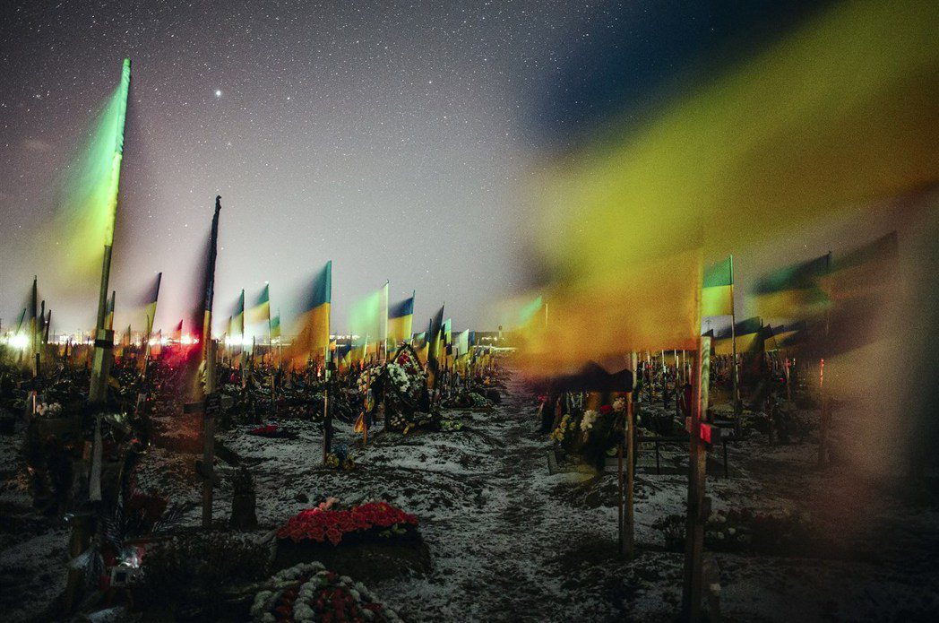 歐新社年度照片，2023年2月22日，烏俄戰爭將滿一週年之際，攝於哈爾科夫的一處...