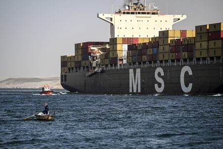 地中海航運公司（MSC）在聲明中證實，旗下的貨櫃船MSC United VIII周二（26日）在行經紅海時遭遇襲擊。圖為MSC一艘貨櫃船在12月22日行經蘇伊士運河。 歐新社