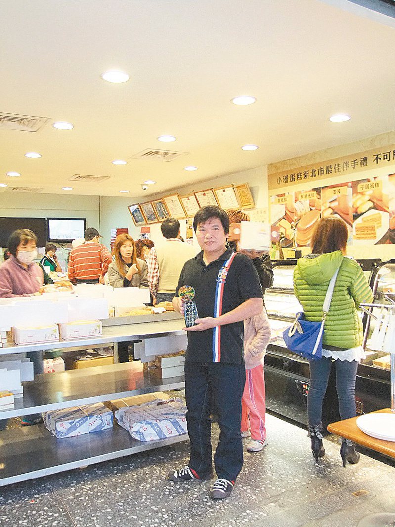 新北市板橋區知名鳳梨酥店家「小潘蛋糕坊」，平常幾乎可見長長人龍。圖／報系資料照
