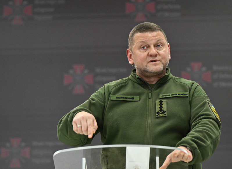 烏克蘭國會25日公布擬將現行動員年齡下修至25歲引發爭議，隔日武裝部隊總司令扎盧茲尼罕見召開記者會，直言不滿徵兵辦公室辦事不力。法新社