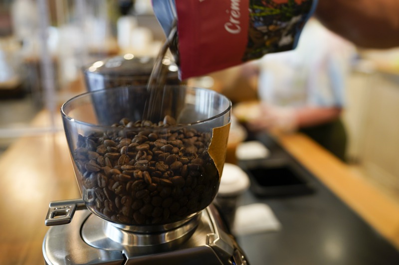 美國俄勒岡大學的研究在磨豆前加水除讓咖啡粉不會亂噴外，能否增添咖啡風味。美聯社