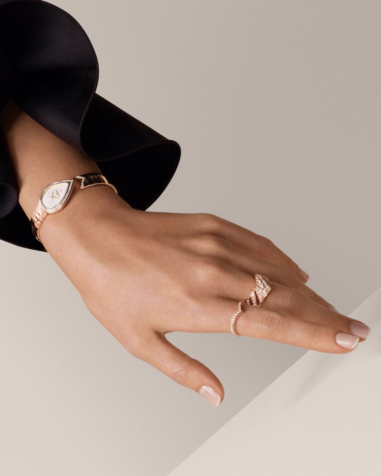 全新Joséphine Aigrette鍊帶腕表可與同系列的珠寶混搭出個人獨的穿搭特色。圖／CHAUMET提供
