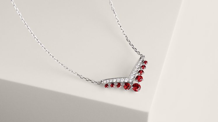 2024年1月亞太區首賣全新Joséphine Aigrette紅寶石項鍊，18K白金鑲嵌圓形紅寶石與鑽石，30萬6,000元。圖／CHAUMET提供