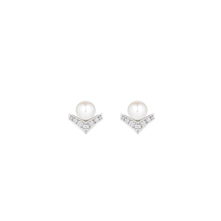 Joséphine Aigrette珍珠耳環，18K白金鑲嵌珍珠與鑽石，11萬1,000元。圖／CHAUMET提供