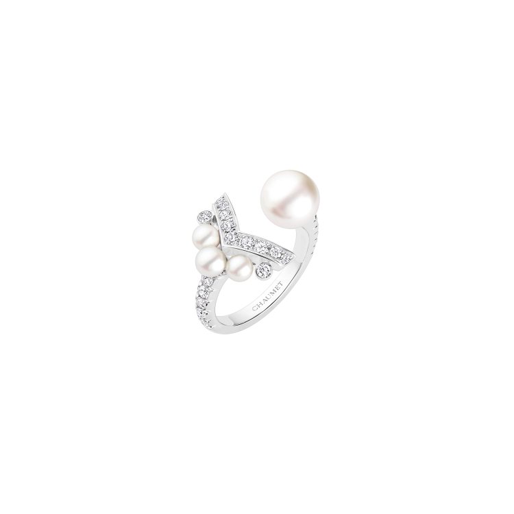 Joséphine Aigrette珍珠戒指，18K白金鑲嵌珍珠與鑽石，26萬4,000元。圖／CHAUMET提供