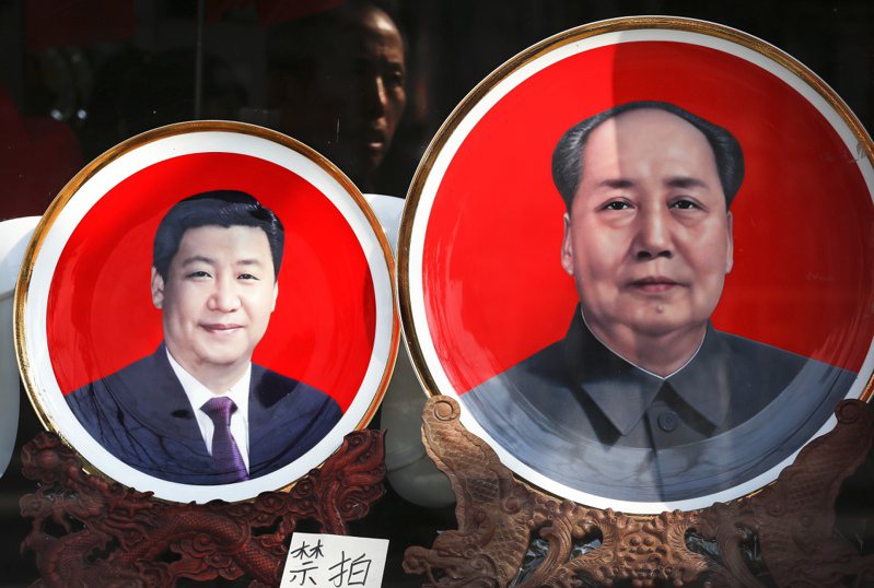 中國學者曹辛分析，習近平全面肯定毛澤東又宣告當今中國領導人是毛未竟事業繼承者，值得關注。圖為北京天安門廣場附近一家商店陳列的毛澤東和習近平頭像瓷盤。美聯社