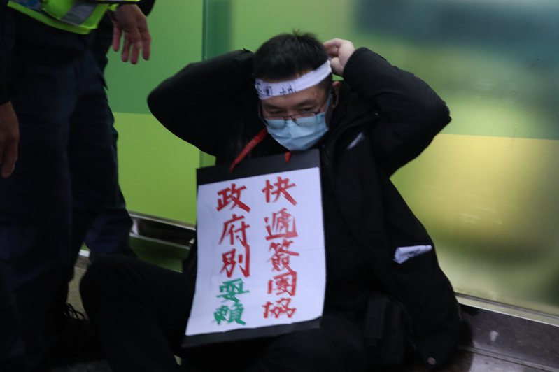 中華快遞工會成員23日下午闖入民進黨總統候選人賴清德全國競選總部靜坐陳情，遭到警方強制驅離。本報資料照