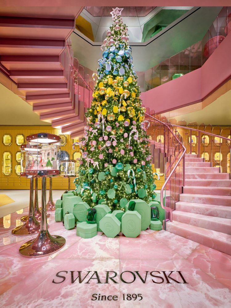 Swarovski紐約第五大道旗艦店內展示巨大的耶誕樹。圖／施華洛世奇提供