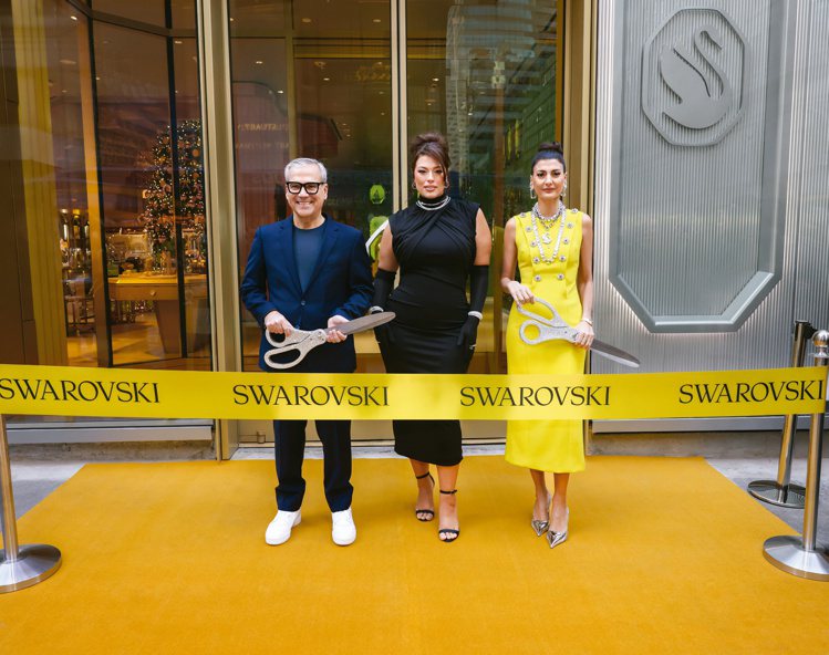 Swarovski創意總監Giovanna Engelbert、CEO Alexis Nasard、COO Michele Molon出席紐約旗艦店開幕剪綵。圖／施華洛世奇提供
