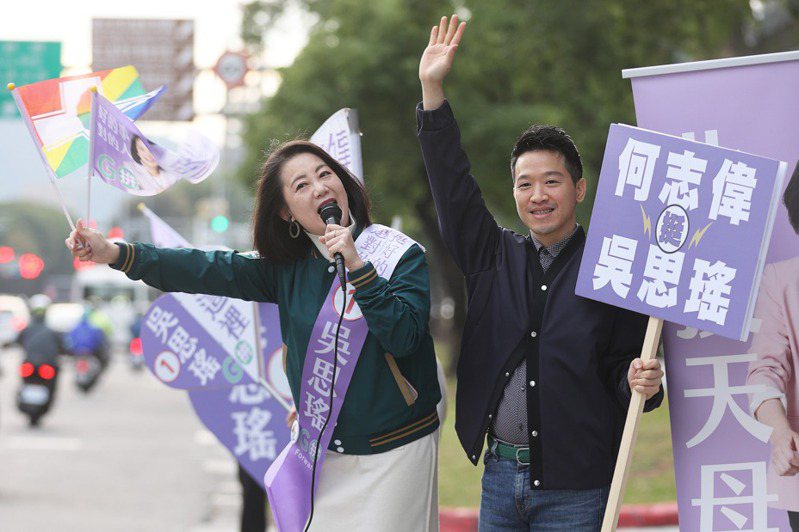 民進黨立委何志偉（右）昨陪立委候選人吳思瑤（左）在路口拜票，獲支持者熱情回應。記者蘇健忠／攝影
