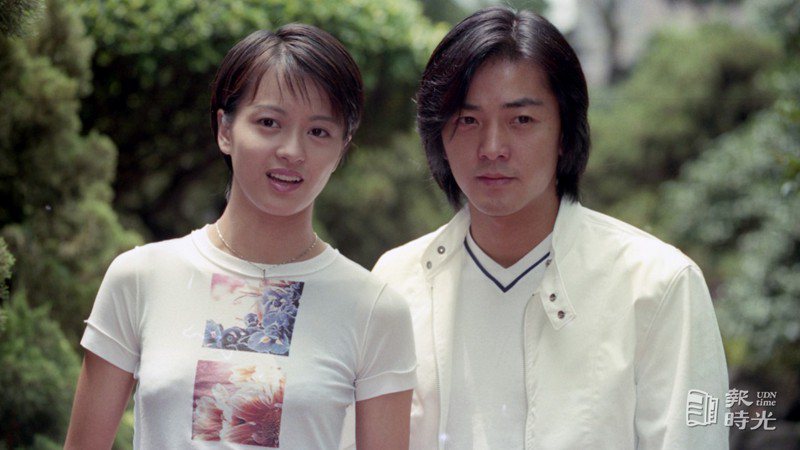 梁詠琪（左起）、鄭伊健為新電影「百分百感覺」來台宣傳。圖／聯合報系資料照(1996/08/27 陳立凱攝影)