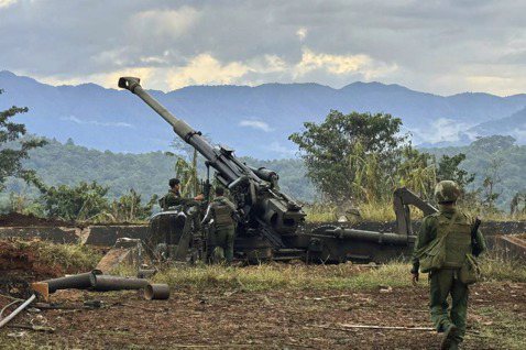 2023年11月24日，三兄弟聯盟底下的武裝成員正在檢查從撣邦興威鎮一座小山上的...
