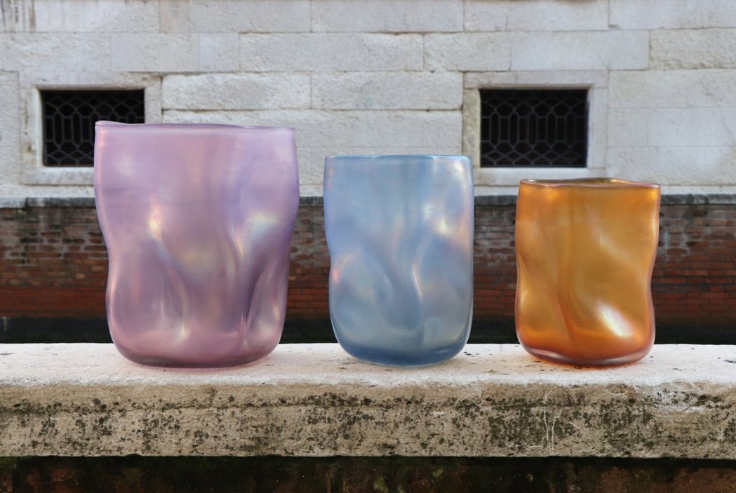 義大利手工藝術玻璃「Micheluzzi Glass」品牌，「幻彩晶袋」製程中使...