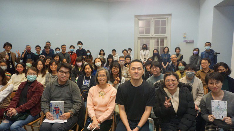 作家陳思宏（前排右3）年末返台宣傳，26日在台灣文學館以「鬼地方的書寫與台灣文學外譯」為題，分享近年將台灣文學推向國際文壇的歷程。（國立台灣文學館提供） 中央社