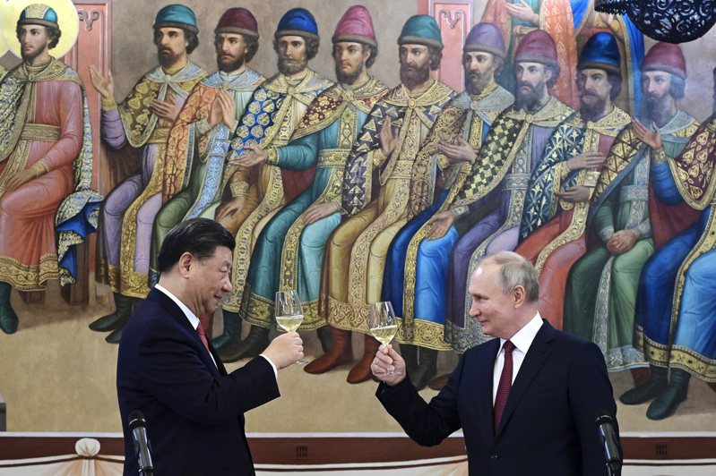 俄羅斯總統普亭(圖右)今年3月曾向中國國家主席習近平(圖左)承諾，將與烏克蘭打至少五年。美聯社