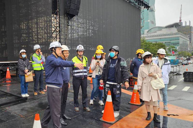 台北市勞檢處上午檢查台北最High新年城2024跨年晚會舞台搭設。記者楊正海／攝影