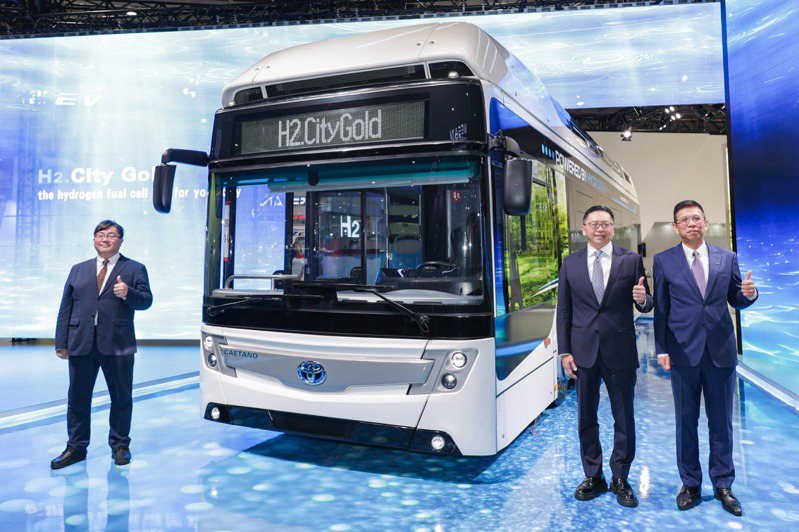「2024台北新車暨新能源車特展」登場，和泰車首次展出氫能巴士TOYOTA H2 CITY GOLD。圖／和泰提供