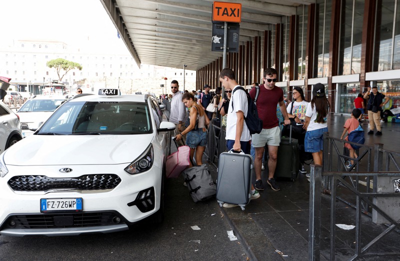 義大利吸引來自全球各地的觀光客，但在各大城市的機場和火車站，總會看到提著行李的外國旅客苦等不到計程車。圖為羅馬特米尼中央車站的計程車招呼站大排長龍。路透