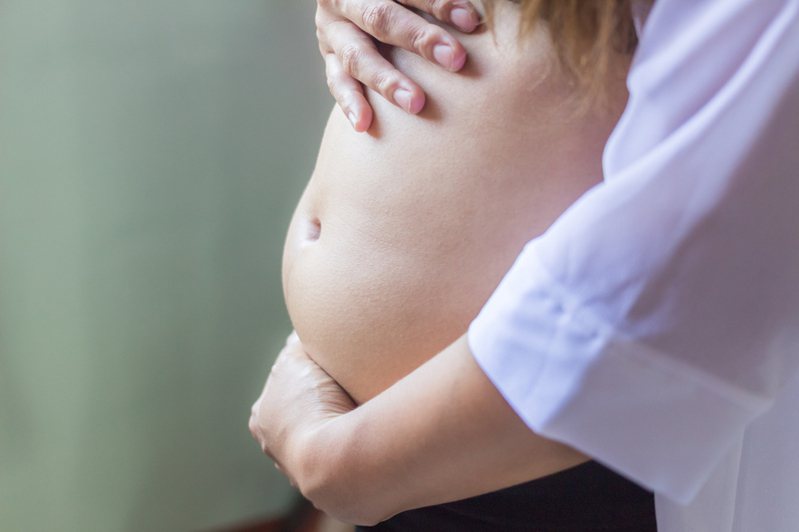 大陸有孕婦懷孕5個月時，她對比之前的照片，發現肚子比之前縮小了，十分擔心胎兒是否出現發育問題，沒料到診症結果讓她大出意料。（示意圖／Ingimage）