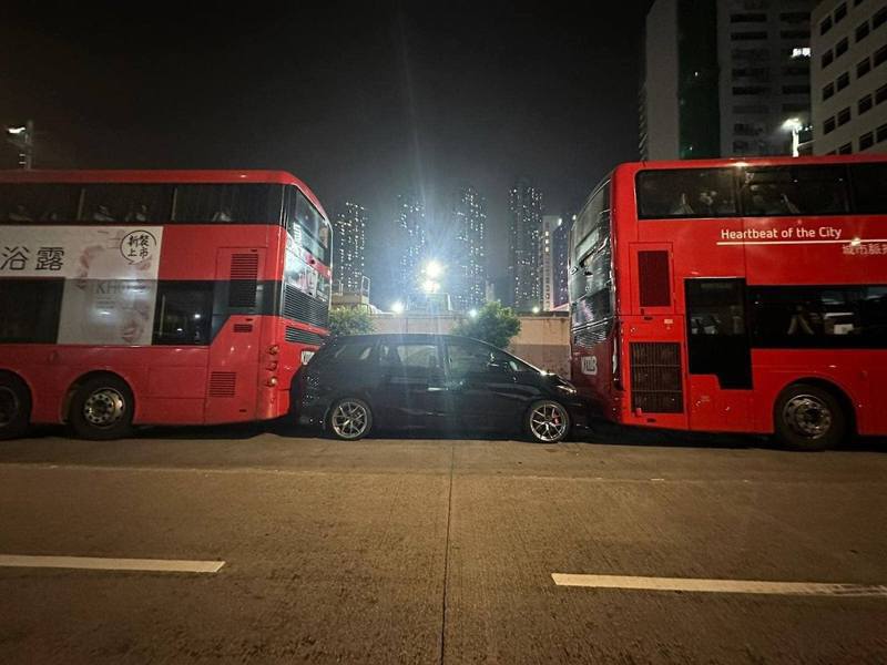 1輛私家車在晚上停泊於「專利巴士使用」的屯門建泰街，結果被2輛雙層巴士幾乎零距離前後夾，掀起網友熱議。（facebook圖片）