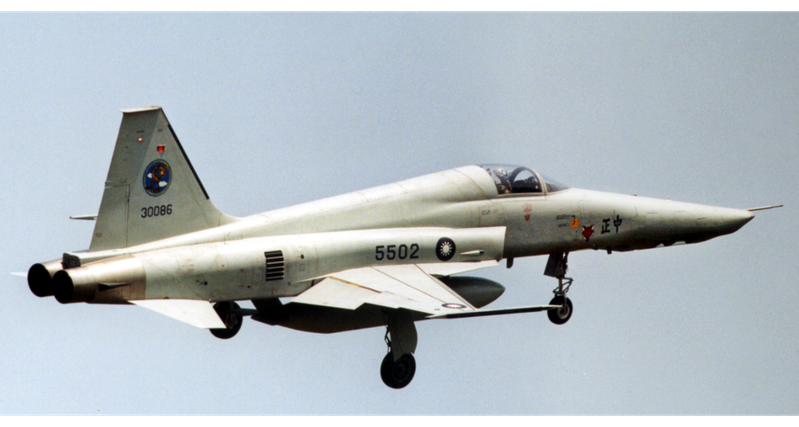 2002年RF-5E偵察機5502號在新竹外海失事，飛官李慶熙上尉跳傘逃生，完成復健後重回飛行線，如今是上校副聯隊長。 圖/聯合報系資料照片