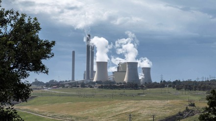  澳洲拉特羅布谷原以礦場及燃煤電廠產業為主，在關閉舊有產業之時，也協助工人轉移至新的再生能源開發計畫。彭博資訊