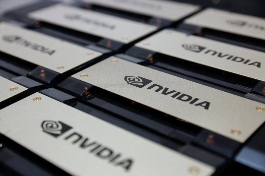 輝達（Nvidia）提供中國大陸降規版顯卡GTX 4090 D系列，比4090的處理核心少了大約10%。路透