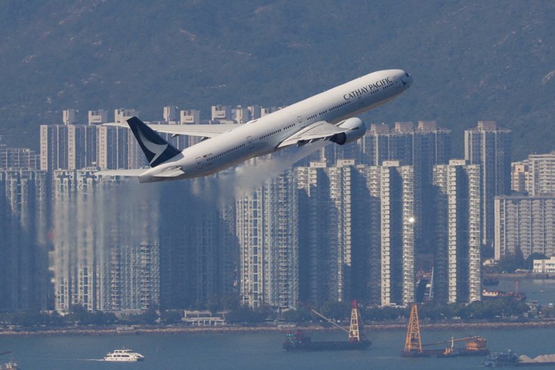 國泰航空公司表示，機師因病缺勤較預期多，將取消部分年底航班。路透