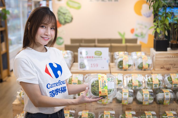 家樂福力挺台灣在地食材，再度攜手臺東大學持續推廣有機鳳梨釋迦。圖／家樂福提供