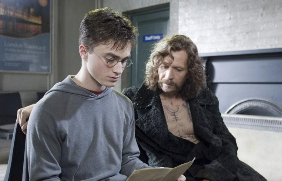 蓋瑞歐德曼（右）扮演哈利波特的教父天狼星布萊克。圖／摘自IMDb