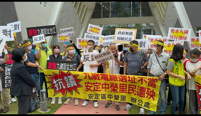 九崴天然氣發電廠台南設廠引發抗爭，業者表示將遷址，自救會仍憂心表示沒有撤案就不代表結束。圖╱聯合報資料畫面