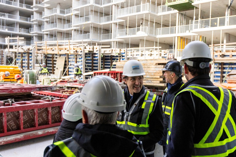 加拿大總理杜魯多（中）21日巡視多倫多一處公共住宅的興建狀況。路透
