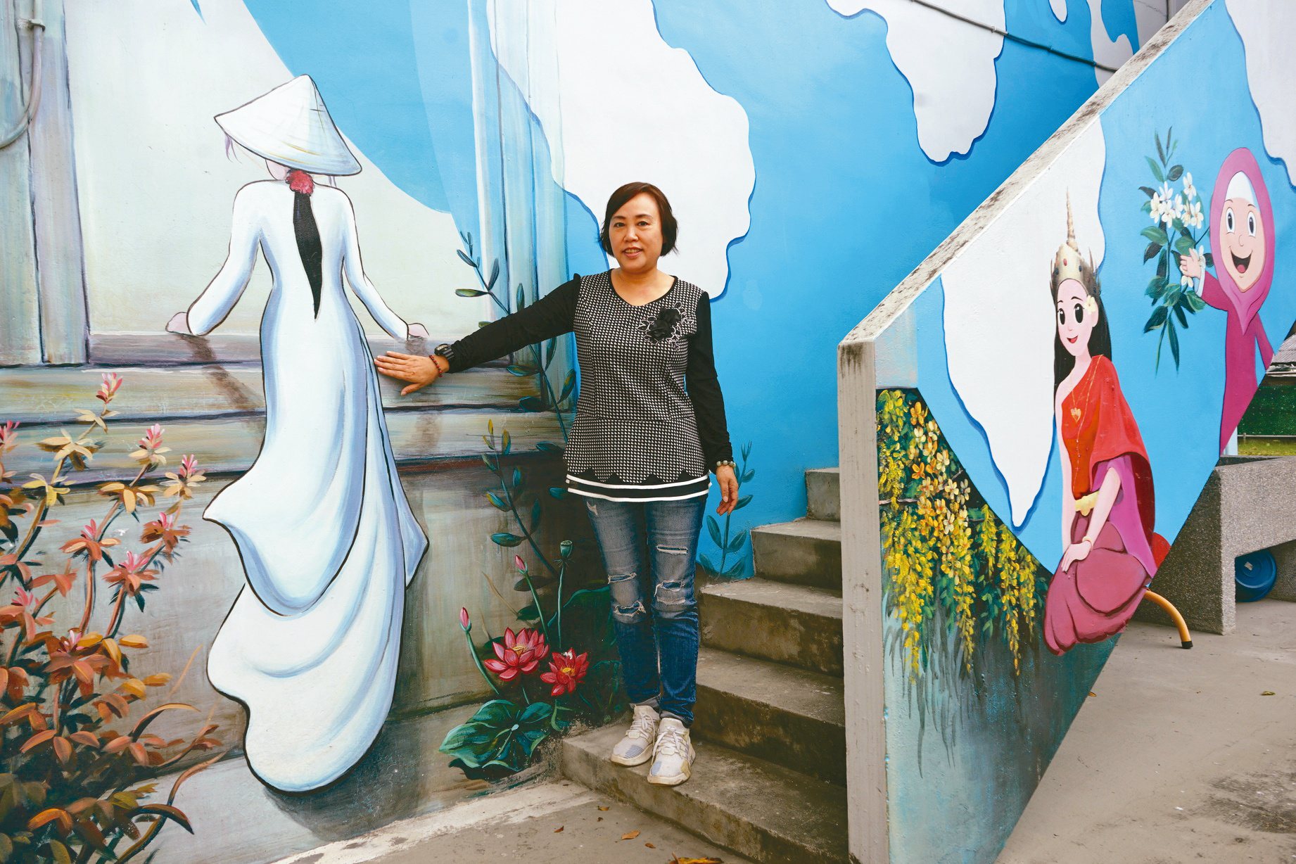 新住民學苑的外牆彩繪融入各族群新住民文化，都來自李依宸的創意。記者王燕華／攝影