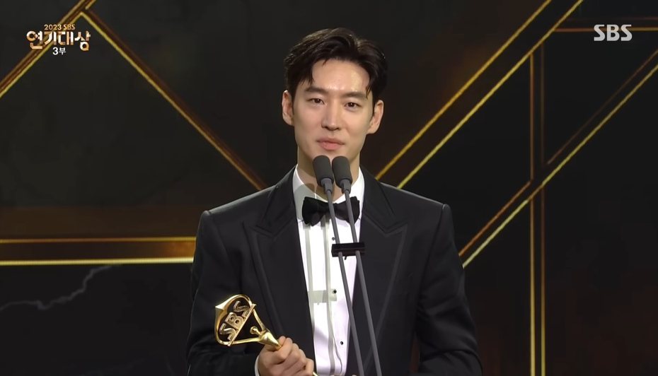 李帝勳演出《模範計程車2》獲頒年度大獎。圖／截自YouTube／SBS Drama