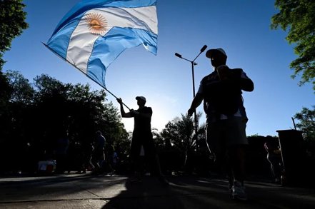 阿根廷官方今天公布統計指出，去年通貨膨脹年增率飆漲超過200%。於經濟危機當兒就職的新總統米雷伊已矢言大砍開支因應。 （路透）