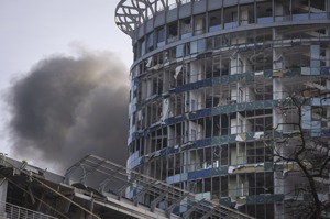 俄軍12月29日空襲烏克蘭多座城市，首都基輔的一座大樓滿目瘡痍，冒出濃煙。美聯社