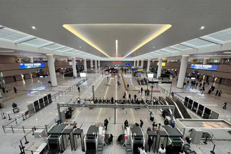 四川天府國際機場成為大陸新一座的空鐵樞紐站，航站樓下方的高鐵可以時速350公里穿越，上方的旅客幾乎感受不到震動和噪音。圖／取自封面新聞