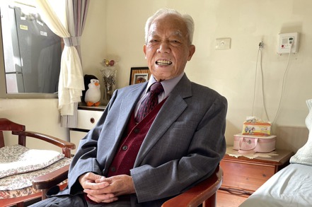 李宏譽老先生每天仍要看兩份報紙，他說，在安養中心養老是很划算的選擇。 記者洪淑惠／攝影